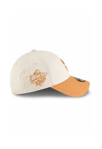 Gorra crema con visera naranja. Presenta un logo bordado de "World Series" y detalles, textura de tela lisa y visera curva.