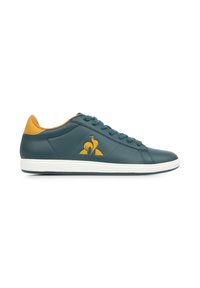 Heren sneakers in donkerteal leer met gele hak en logo-details. Rubberen zool, vetersluiting en een gladde textuur.