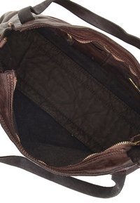 Borsa a mano in pelle marrone con chiusura a zip, fodera testurizzata e molteplici scomparti interni. Presenta manici robusti e accessori in tonalità oro.