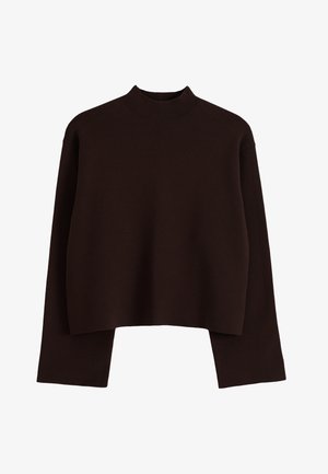 Mørk brun langermet strikket genser med høy rund hals og lett avkortet kant.