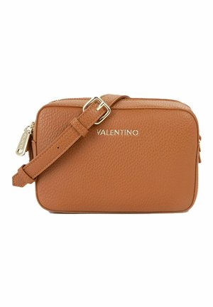 Petit sac bandoulière rectangulaire en cuir beige Valentino avec bandoulière ajustable et tirette de fermeture éclair dorée sur fond blanc.