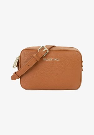 Petit sac bandoulière rectangulaire en cuir beige Valentino avec bandoulière ajustable et tirette de fermeture éclair dorée sur fond blanc.