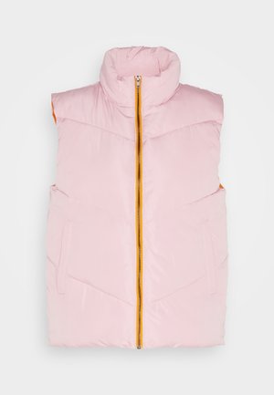 Gilet imbottito rosa con collo alto, zip a tutta lunghezza con dettagli arancioni, tasche laterali e texture trapuntata.