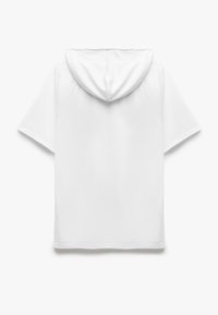 Biały hoodie z krótkim rękawem o miękkiej teksturze, z okrągłym kapturem i bezszwowym designem ramion. Brak widocznych logo lub wzorów.