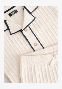 River Island - Camicia écru a fiori con rever | ASOS River Island - Camicia écru a fiori con rever | ASOS