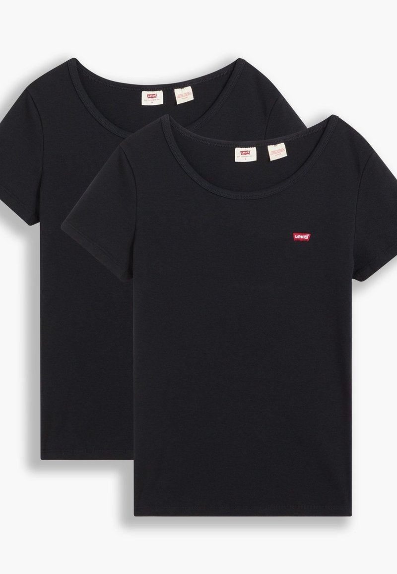 Deux t-shirts en coton noir, avec un col rond, des manches courtes et un petit logo rouge Levi's sur la poitrine.