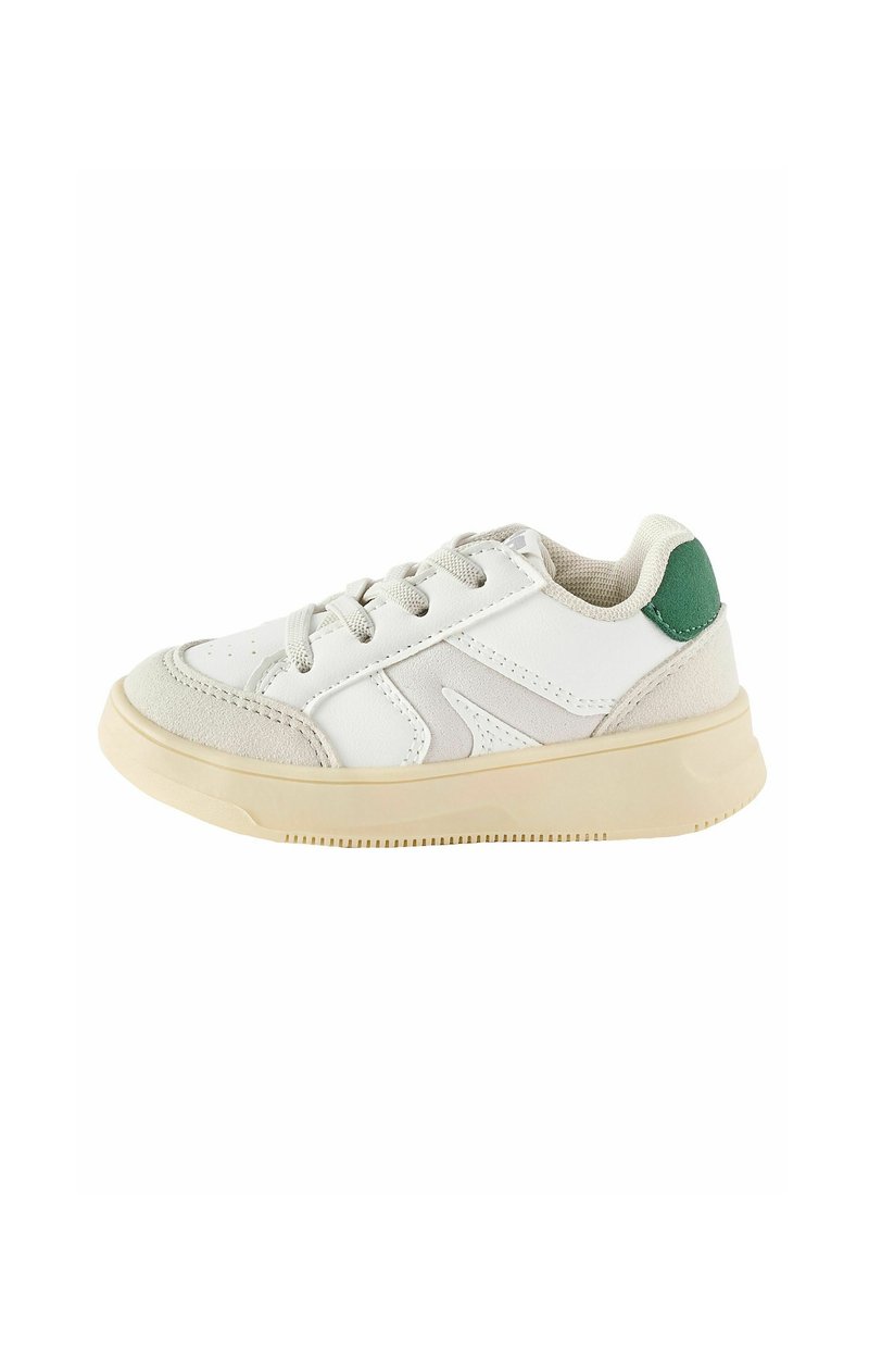 Vit sneaker med grå accenter, en texturerad sula och grön häldetalj. Har snörningsdesign och mjuka textil- och mockamaterial.