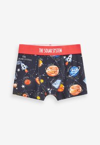 Jungen-Boxershorts mit navy Hintergrund und einem Druck des Sonnensystems, einschließlich Planeten und Raketen. Roter elastischer Bund mit Text.