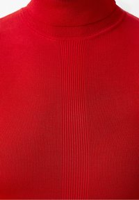 Primer plano de tela de punto acanalada roja con un cuello alto que presenta patrones texturizados verticales y horizontales.