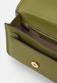 MICHAEL Michael Kors CLAIRE - Soma ar siksnu pāri ķermenim - smokey olive