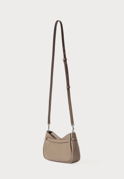 Ταμπούρα δερμάτινη τσάντα ώμου με δομημένο σχήμα, ρυθμιζόμενο λουρί, και δύο μπροστινές τσέπες με διακριτές ραφές.