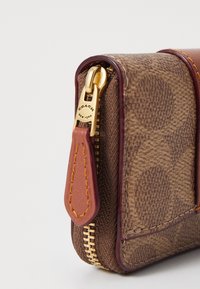 COACH ESSENTIAL SMALL ZIP AROUND CARD CASE IN SIGNATURE CANVAS - Lommebok - tan caramel