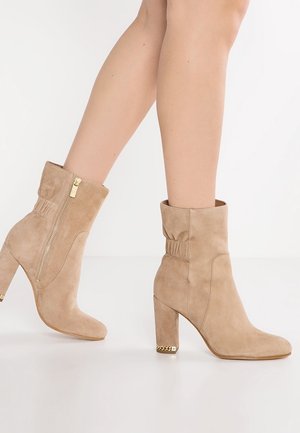 Enkellaarsjes met hoge hak - sand