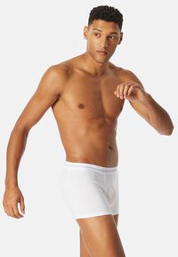 Vita bomullboxershorts med en tajt passform, som har en mjuk elastisk midja och en slät, lätt textur.