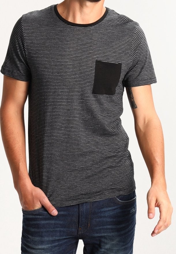 Svart och grårandig t-shirt med kort ärm som har en enfärgad svart bröstficka. Tyget ser mjukt ut och har en avslappnad passform.