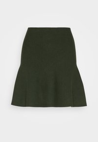 Falda de punto acampanada en verde oscuro. Textura suave, ajustada en la cintura, con un dobladillo acampanado que añade un movimiento sutil. Diseño sencillo, sin patrones.