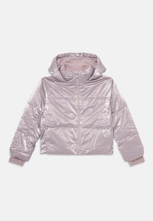 Giacca a vento corta, lucida e di un delicato viola chiaro, con cappuccio, chiusura con zip e polsini elasticizzati rosa. Texture liscia e design trapuntato.