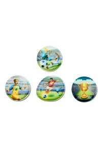 Vier runde Abzeichen zeigen fußballbezogene Illustrationen: zwei Spieler, die einen Ball treten, einer, der feiert, und einen Pokal in einem Stadion.