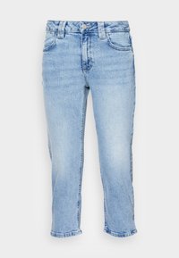 Vaaleansiniset farkut, joissa on keskikorkea vyötärö, viisi taskua ja suora lahje. Raaka helma ja haalistunut tekstuuri yksityiskohtana.