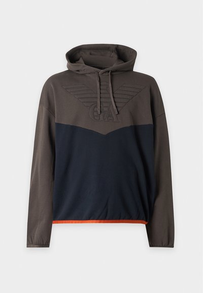 Sweat à capuche bicolore marron et marine avec poche kangourou, logo GA sur la poitrine, poignets élastiques et bordure orange à l'ourlet.