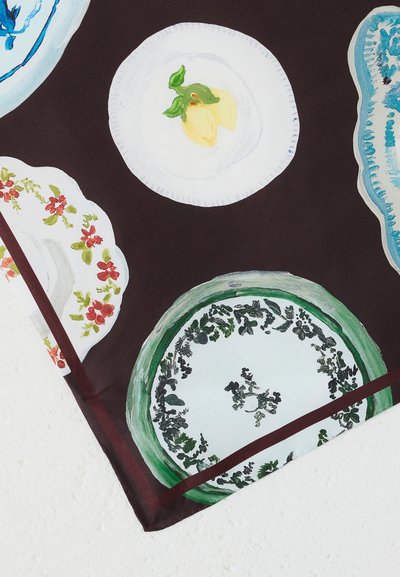 Σκούρο ύφασμα με ζωγραφισμένα ρετρό πιάτα που παρουσιάζουν λουλουδένια και βοτανικά μοτίβα σε αποχρώσεις πράσινου, μπλε, κίτρινου και κόκκινου.