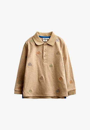 Beige langærmet polo-shirt med krave og knapper, dekoreret med små broderede traktorer i grøn, blå, orange og brun.