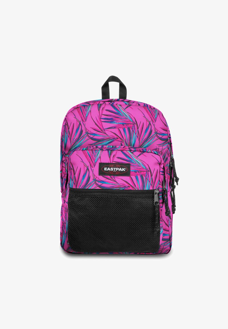 Mochila rosa con un patrón de hojas de palma en azul y verde. Cuenta con un bolsillo frontal de malla negra y cierre con cremallera. Diseño de tela duradera.