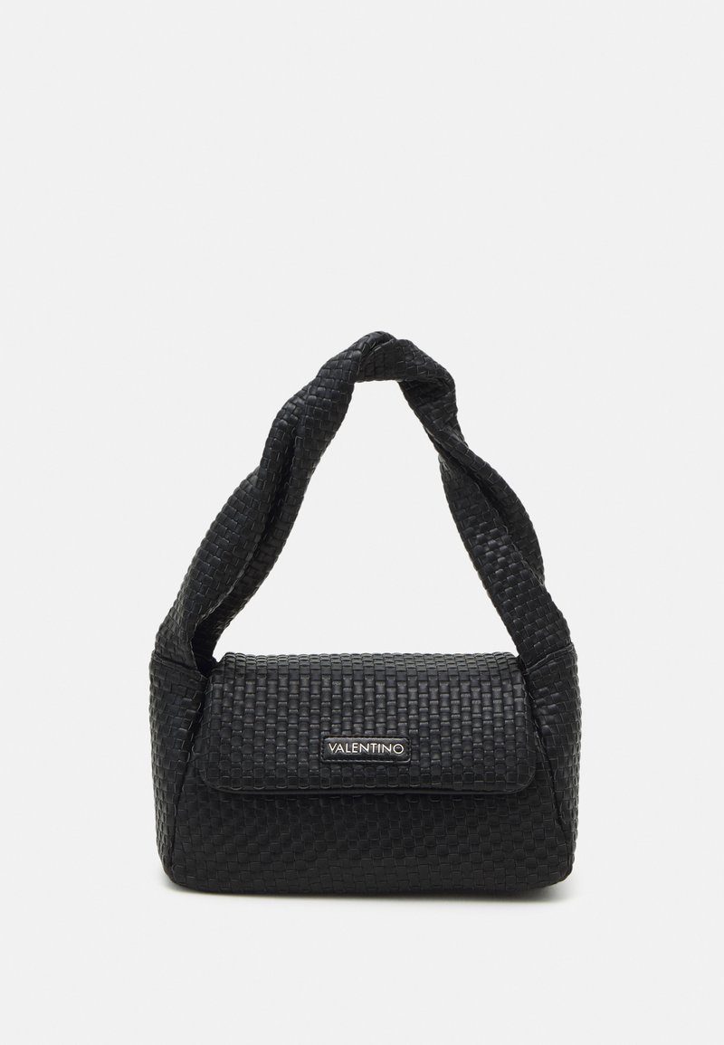 Sac à main tissé noir avec une bandoulière nouée, de forme rectangulaire, rabat avant plat et accent en métal. Motif tissé texturé sur toute la surface.