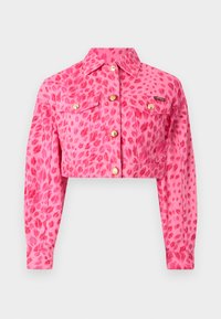 Κοντό ροζ τζιν μπουφάν με κόκκινο λεοπάρ μοτίβο, χρυσά κουμπιά, δύο τσέπες στο στήθος με καπάκια, μακριά μανίκια και κλασικό γιακά.