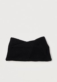 Căciulă împletită neagră, cu un model texturat în dungi, având un design unic cu suprapuneri și colțuri pe margini.