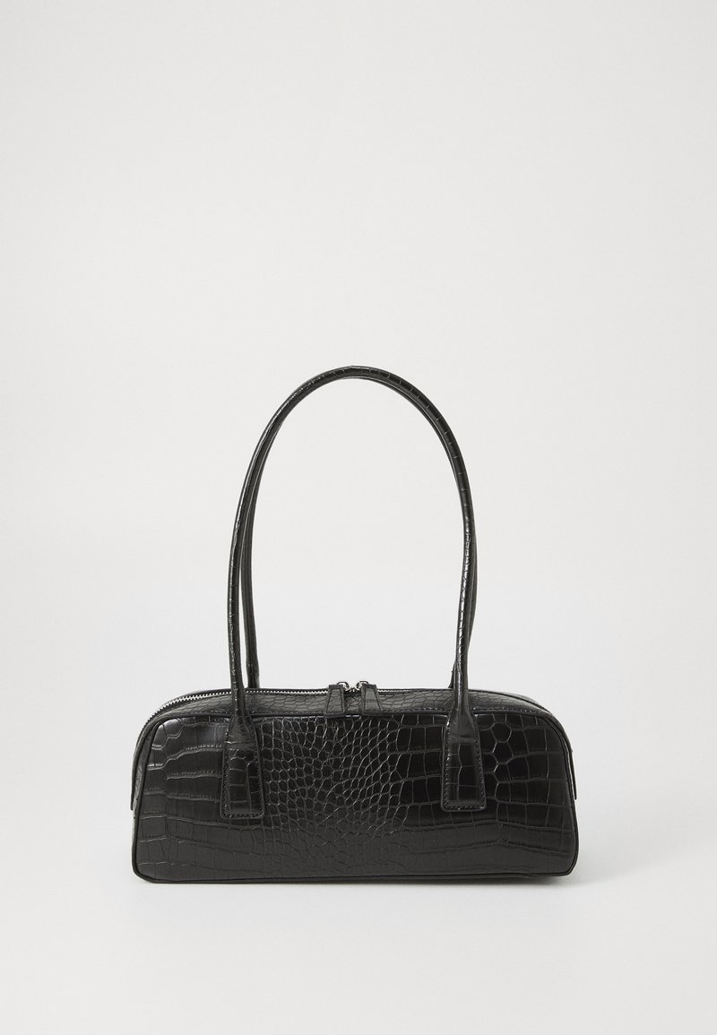 Mala de pele preta com efeito de crocodilo, de formato arredondado, com duas alças curtas e fecho de zipper no topo. Textura suave com acabamento brilhante.