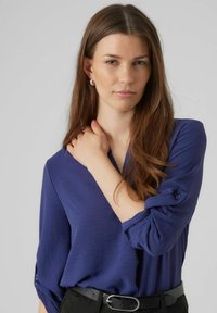 Vero Moda MIT 3/4 ÄRMELN V-AUSSCHNITT - Blouse - astral aura