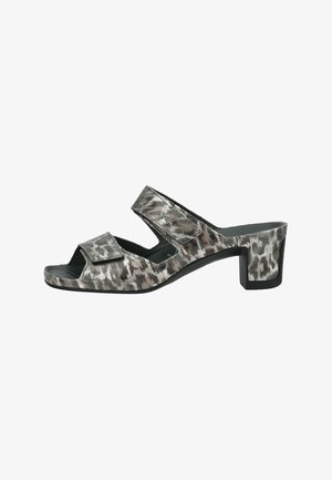 Sandalia de tacón para mujer con punta abierta, estampado animal en gris y negro, dos tiras ajustables, y tacón bajo de bloque.