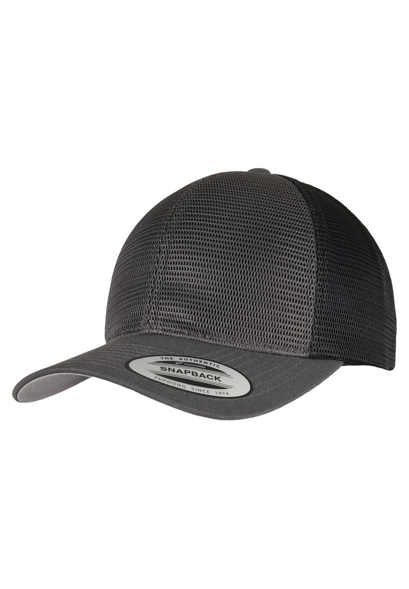 Cappellino snapback grigio con frontale strutturato, pannelli laterali in rete e visiera piatta. Include un logo circolare sulla parte sottostante.