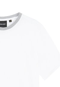 T-shirt bianca con colletto a coste grigio. Maniche corte, tessuto morbido e etichetta visibile al collo. Design semplice e pulito.