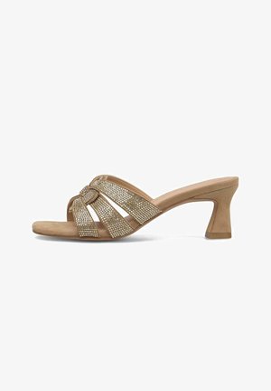 Mule beige de ante con punta abierta, tacón ancho y tres tiras brillantes con cristales de strass, vista lateral sobre fondo blanco.