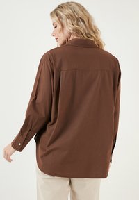 LELA LOOSE FIT - Button-down blouse - brown