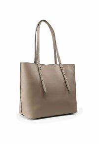 Beige leren totebag met twee lange hengsels, gladde textuur, open bovenkant en contrasterend zwarte stiksels langs de randen.
