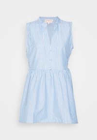 Chemise sans manches bleu clair avec des rayures verticales blanches, col, bouton sur le devant et ourlet froncé pour un ajustement détendu. Tissu en coton doux.