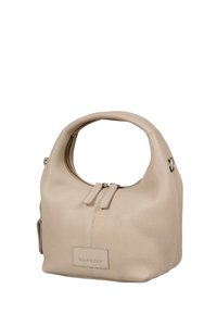 Borsa a tracolla in pelle beige con manico arrotondato, chiusura con zip e finitura testurizzata. Include un'etichetta del marchio sul davanti e un design minimalista.