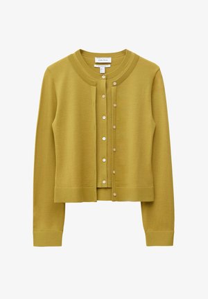 Mosterdgeel wollen vest met lange mouwen en knopen, voorzien van een geribde kraag, manchetten en onderzoom, losjes gedragen over een bijpassend mouwloos topje.