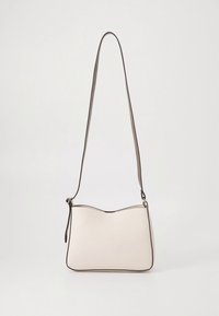 Sac à main en cuir blanc texturé avec une forme incurvée, garniture marron et une fine bandoulière. Comprend une fermeture éclair et un design minimaliste.