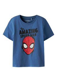 Modrá bavlnená tričko s grafickým potlačou masky Spider-Mana, veľkými bielymi očami a červenou sieťou, okrúhlym výstrihom a krátkymi rukávmi.