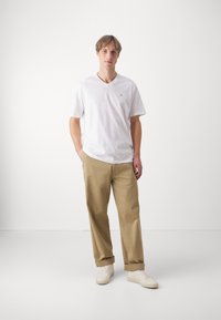 Marc O'Polo SHORT SLEEVE V NECK LOGO - T-Shirt basic - white