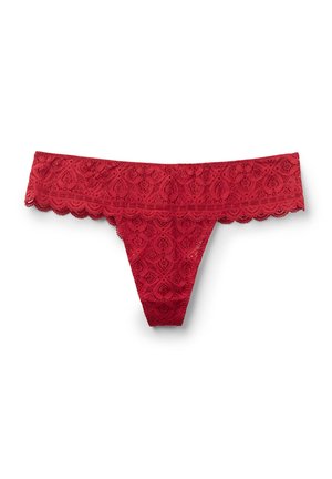 String en dentelle rouge avec un motif floral. Présente un bord festonné et des côtés fins, conçu pour un apparence délicate et féminine.