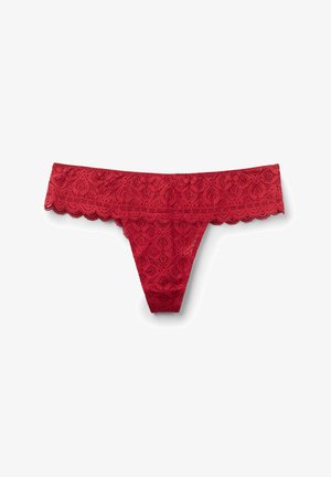 String en dentelle rouge avec un motif floral. Présente un bord festonné et des côtés fins, conçu pour un apparence délicate et féminine.