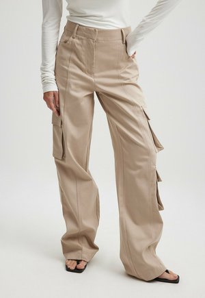 MIT NAHTVERLAUFDETAIL - Pantalones cargo - sand