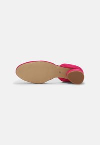 Chaussure à talon haut en suède rose avec un bout arrondi, dotée d'une semelle extérieure beige texturée et d'un talon effilé. Taille 37 indiquée sous la chaussure.