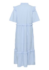 Svetlo modra midi obleka s kratkimi rokavi, z volančki na ramenih, pasu in robu, v ohlapnem večstopenjskem dizajnu.
