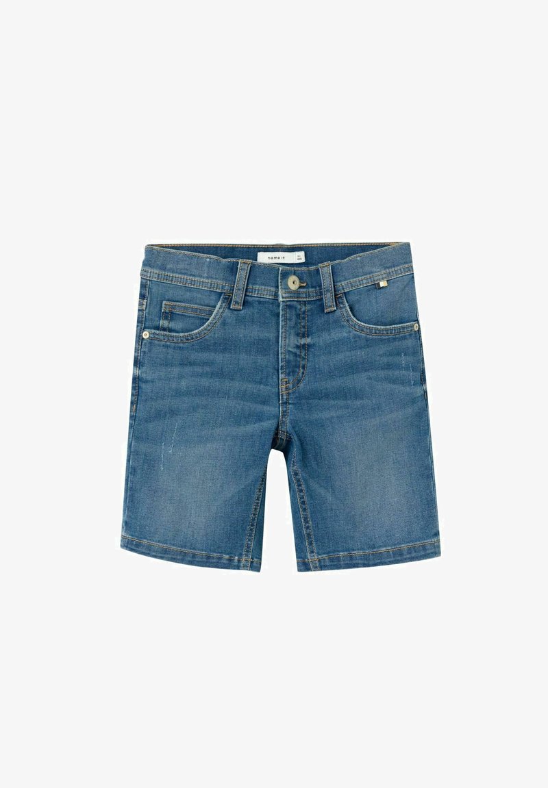 Shorts en denim de couleur bleu clair avec un design classique à cinq poches, une décoloration subtile et une fermeture à bouton au niveau de la taille.
